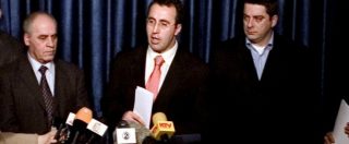Copertina di Kosovo, premier si raddoppia lo stipendio “per comprare vestiti”. Protesta: cravatte davanti alla sede del governo