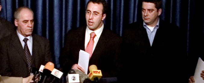 Kosovo, premier si raddoppia lo stipendio “per comprare vestiti”. Protesta: cravatte davanti alla sede del governo