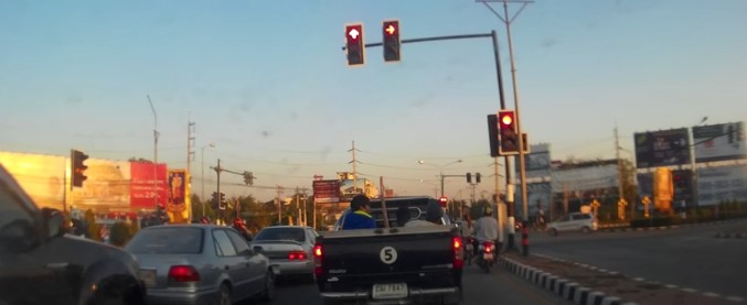 Copertina di L’attesa al semaforo vi annoia? Chissà cosa ne pensano questi automobilisti