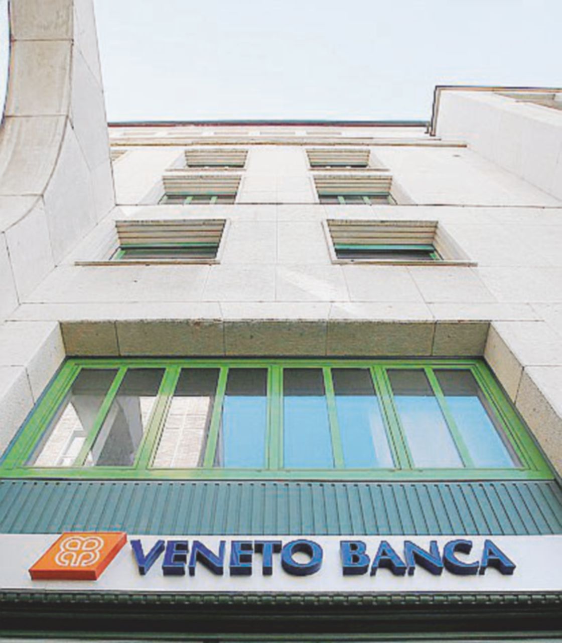 - Veneto banca - Ansa L’auto lanciata contro Veneto Banca