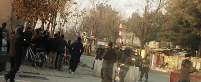 Afghanistan, attacco kamikaze a Kabul: almeno 40 morti, anche donne e bambini