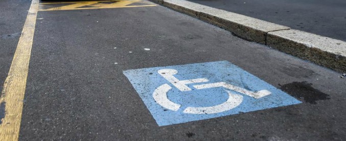 Disabili, disegno di legge per il parcheggio gratuito sulle strisce blu. “Non privilegio ma garanzia di diritto alla mobilità”