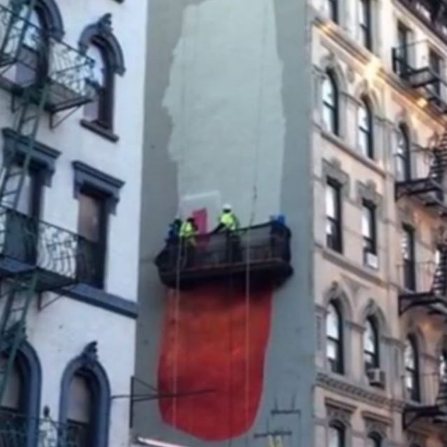 Artista dipinge un grande pene su un palazzo di New York. E’ polemica. Lei: “Di solito dipingo vagine, sentivo che era ora disegnare un ca***”