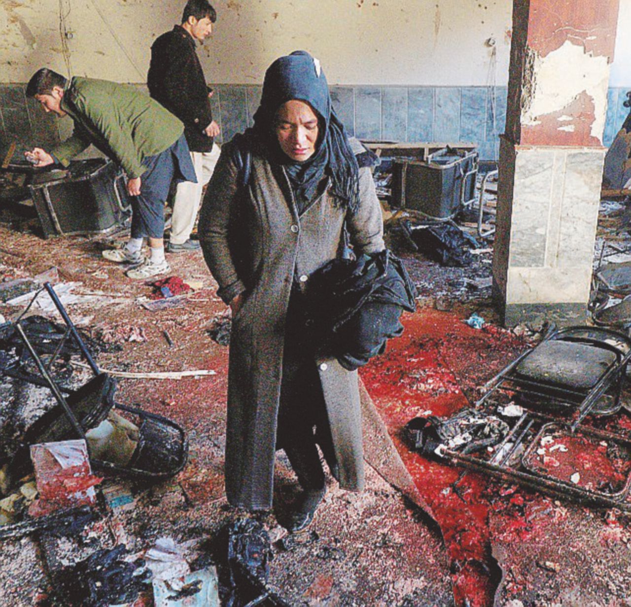 Ennesimo massacro - Una parente delle vittime fra sangue e detriti dopo l’attacco dei terroristi islamici - Ansa Giornalisti e sciiti, l’Isis li vuole annientare