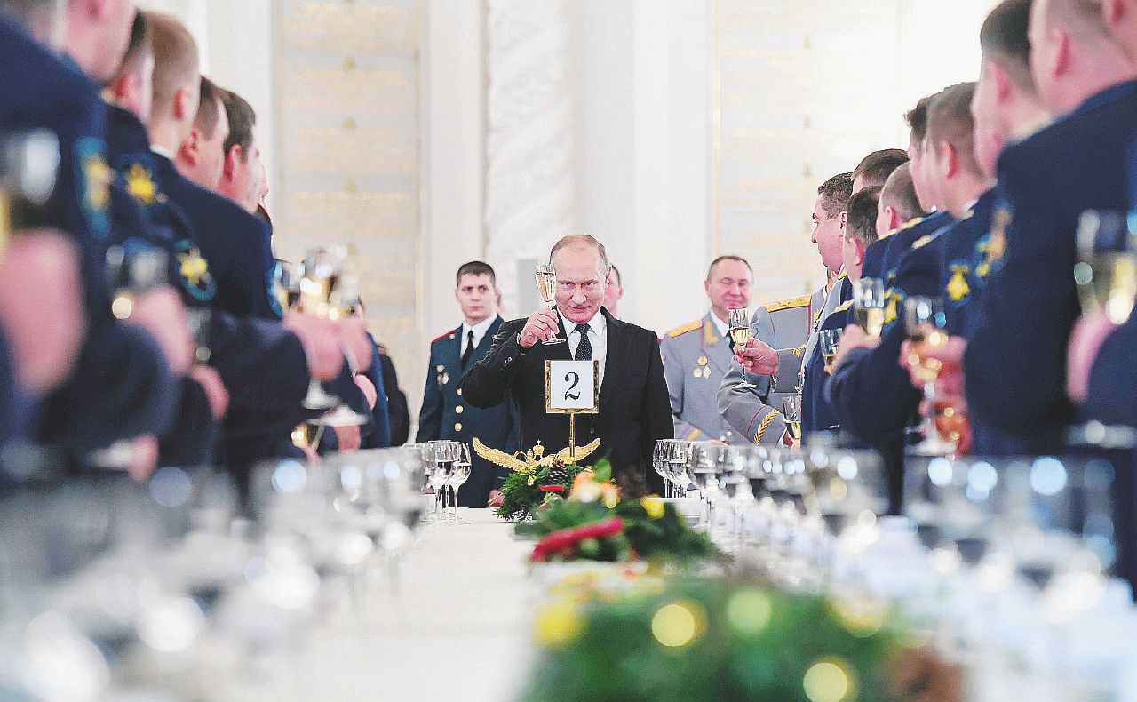 Il brindisi con i reduci - Vladimir Putin con i militari rientrati dalla Siria - LaPresse Il senso di Putin per le elezioni: “Sparare a vista”