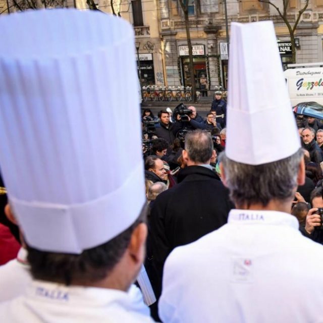 Gualtiero Marchesi, i funerali a Milano. Tanti gli chef presenti, Davide Oldani: “È stato lo Steve Jobs della cucina”