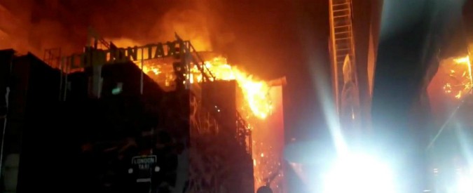 Copertina di India, incendio in un ristorante a Mumbai: almeno 15 morti. Tutte donne che festeggiavano un compleanno