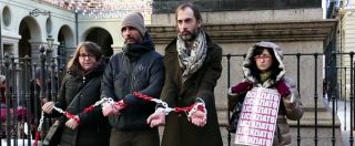 Copertina di Torino musei, incatenati davanti al Comune contro i licenziamenti: “Protesta continua finché non avremo risposte”