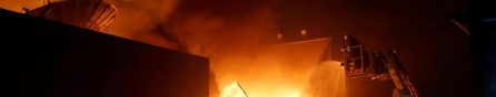 Giovane con problemi psichici incendia la casa dei familiari vicino a Ragusa: un morto e tre feriti