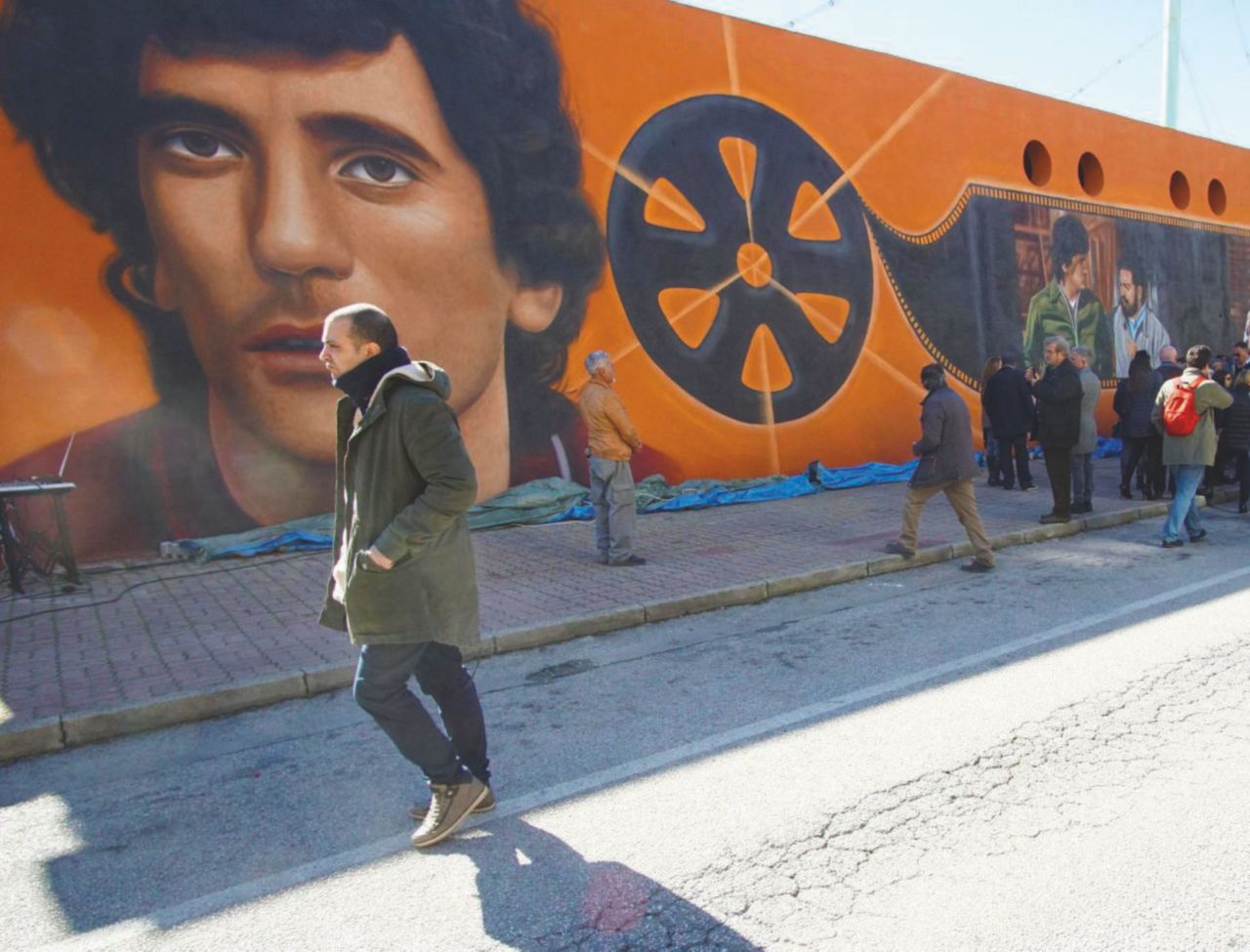 Concittadino illustre - Il murales dedicato a Massimo Troisi è stato inaugurato lo scorso 19 febbraio - Ansa Scuola Troisi, stangata e rivolta sul caro-mensa dei bambini