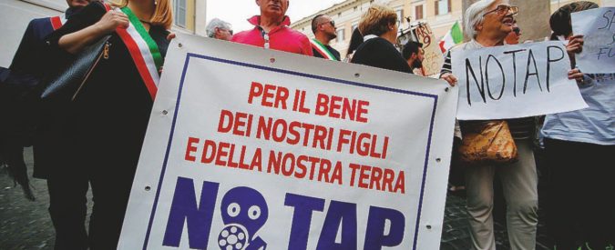 Cantieri blindati - I presidi dei no Tap sono ancora in corso, anche di notte. Ci sono almeno 600 militari - LaPresse “Le carte sul gasdotto devono essere pubbliche”: il Tar dà ragione ai cittadini