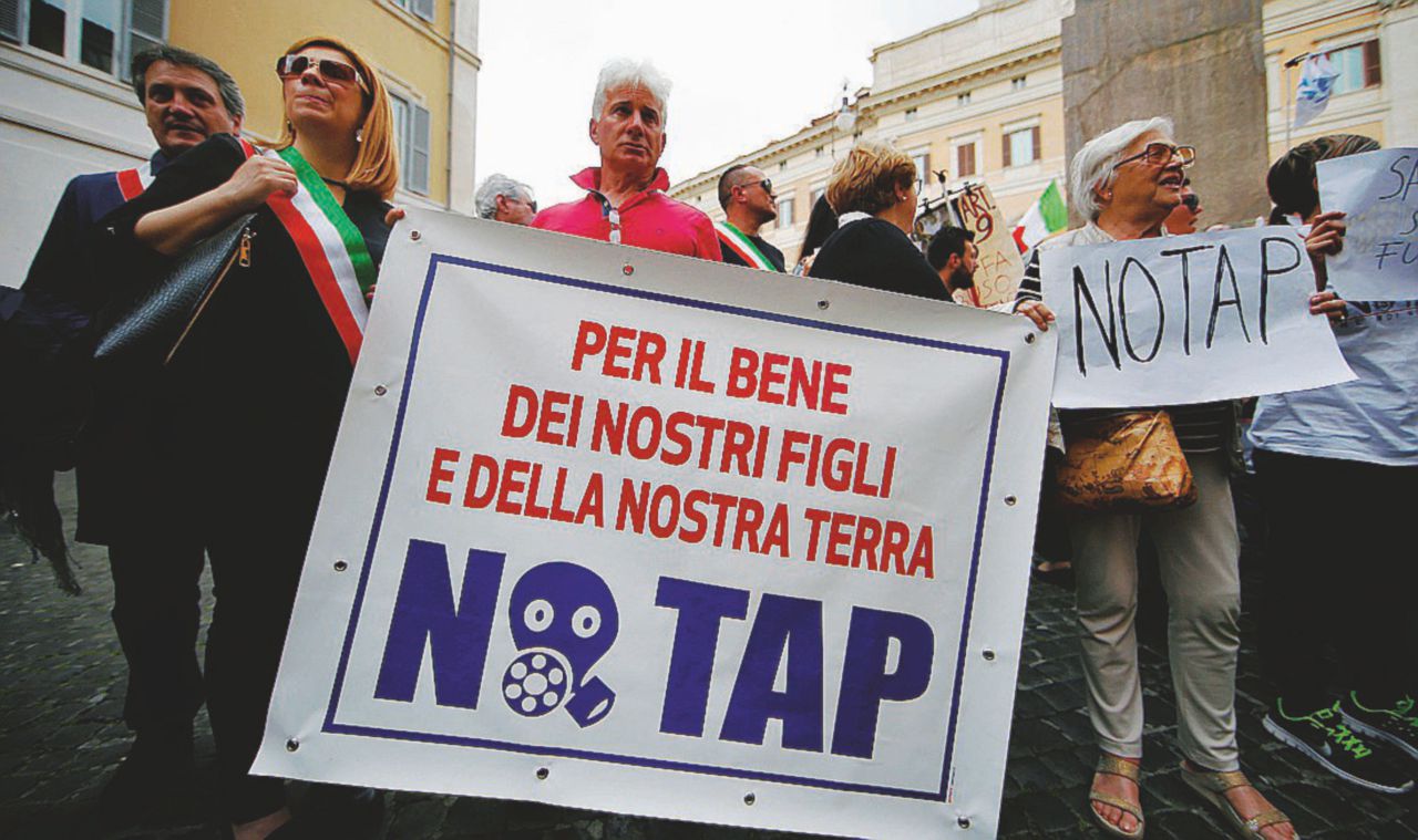 Cantieri blindati - I presidi dei no Tap sono ancora in corso, anche di notte. Ci sono almeno 600 militari - LaPresse “Le carte sul gasdotto devono essere pubbliche”: il Tar dà ragione ai cittadini