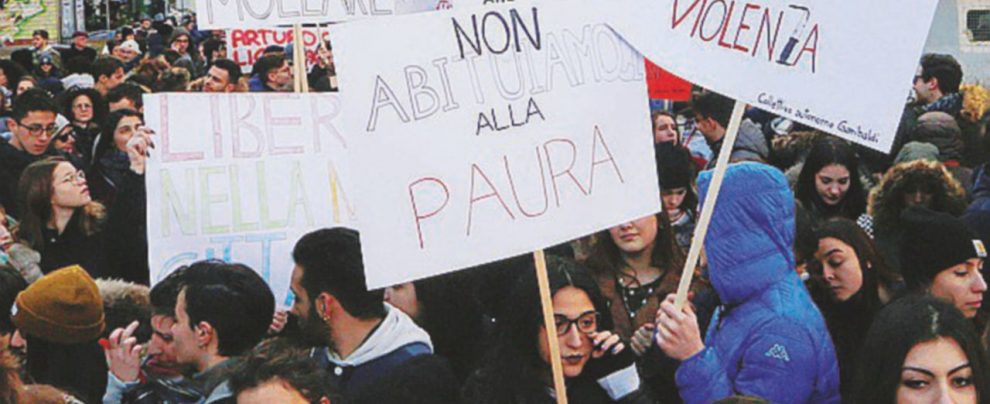La madre - Cinzia Cusmano madre di una bimba di 3 anni e di Noemi, che di anni ne ha 21 ed è affetta da sclerosi multipla Come sta? Risponde “bene” e perde i diritti
