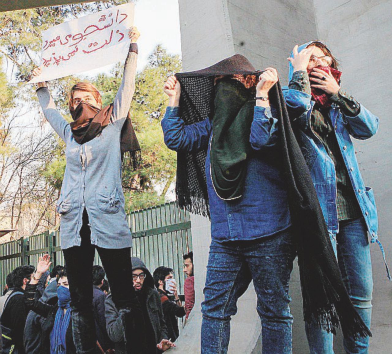 Come nel 2009 - Studenti all’università durante la protesta che li ha visti scontrarsi con la polizia - Ansa Grosso guaio in Iran, Rouhani non dorme sereno