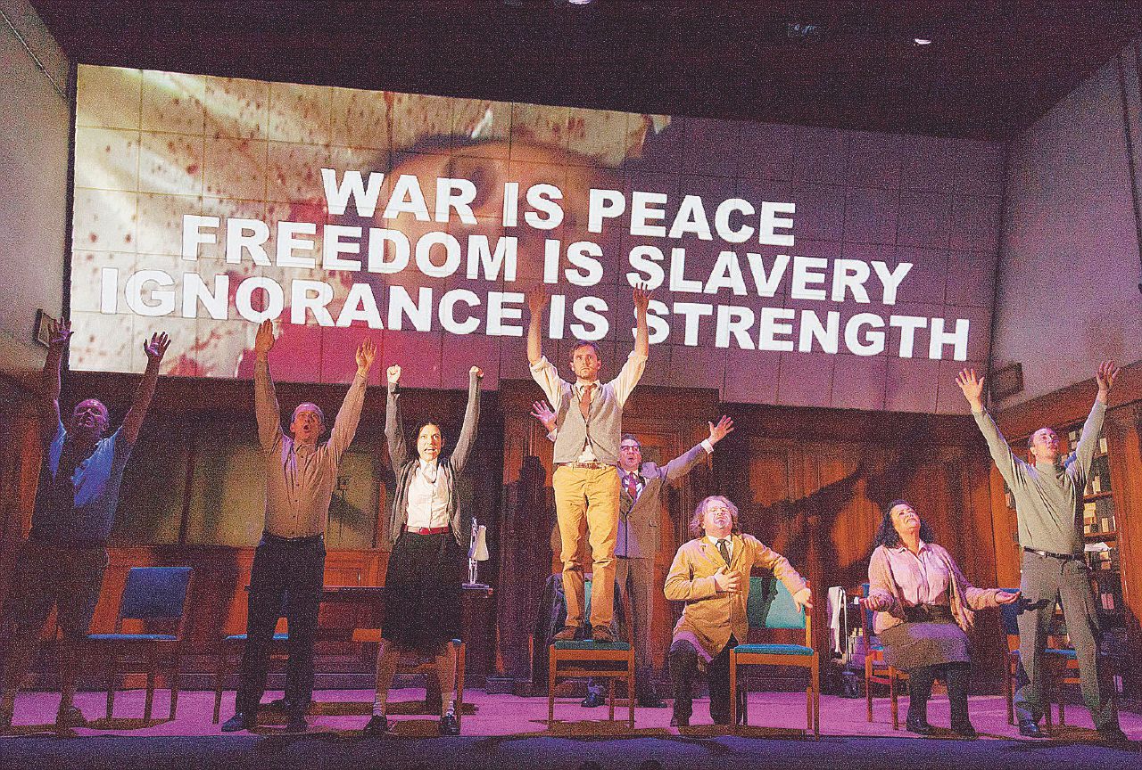 “1984“ - Uno spettacolo basato sul libro di Orwell: le scritte sullo sfondo sono i tre cardini dell’ideologia totalitaria descritta nel romanzo Il politicamente corretto, nuovo manganello del potere