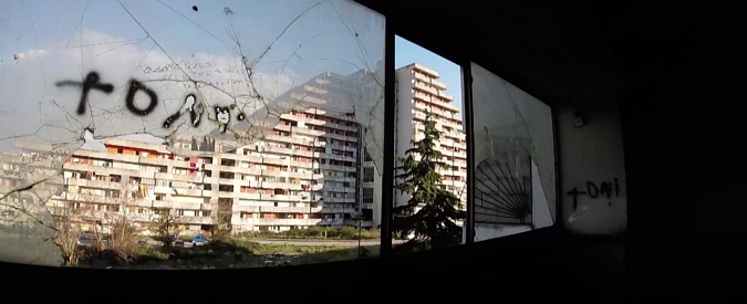 Copertina di Gomorra addio, via alla demolizione delle Vele di Scampia. “Partita a scacchi” tra degrado, rifiuti e nuove occupazioni