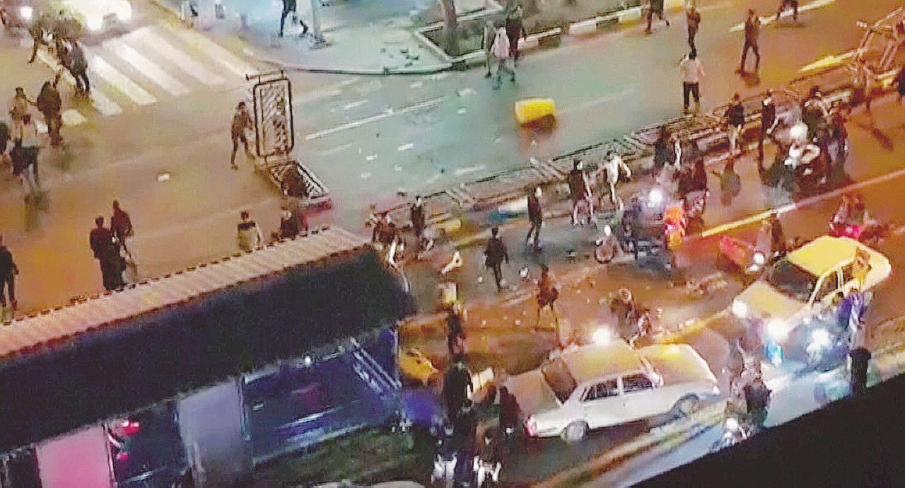 Copertina di Le notti ribelli dei giovani contro moderati e ultrà