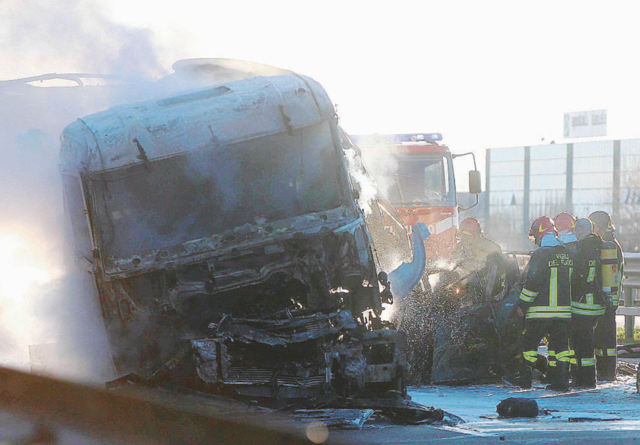 Rogo in autostrada: 6 morti, 2 bimbi