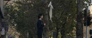 Copertina di Iran, ricercatrice a Teheran: “La ragazza che si è tolta il velo? Semplificazione dei media a uso del lettore occidentale”
