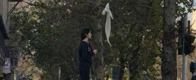 Iran: data della foto, logo e tematiche femministe: ecco perché la ragazza dell’hijab non c’entra con le proteste