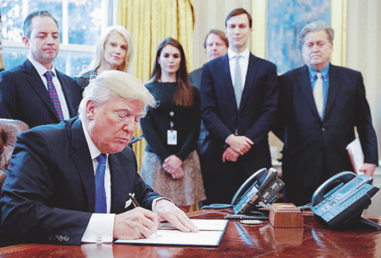 Lo stratega - Steve Bannon primo a destra, alla Casa Bianca con il presidente Trump e il suo staff - Ansa Russiagate, Bannon affonda Don Jr.