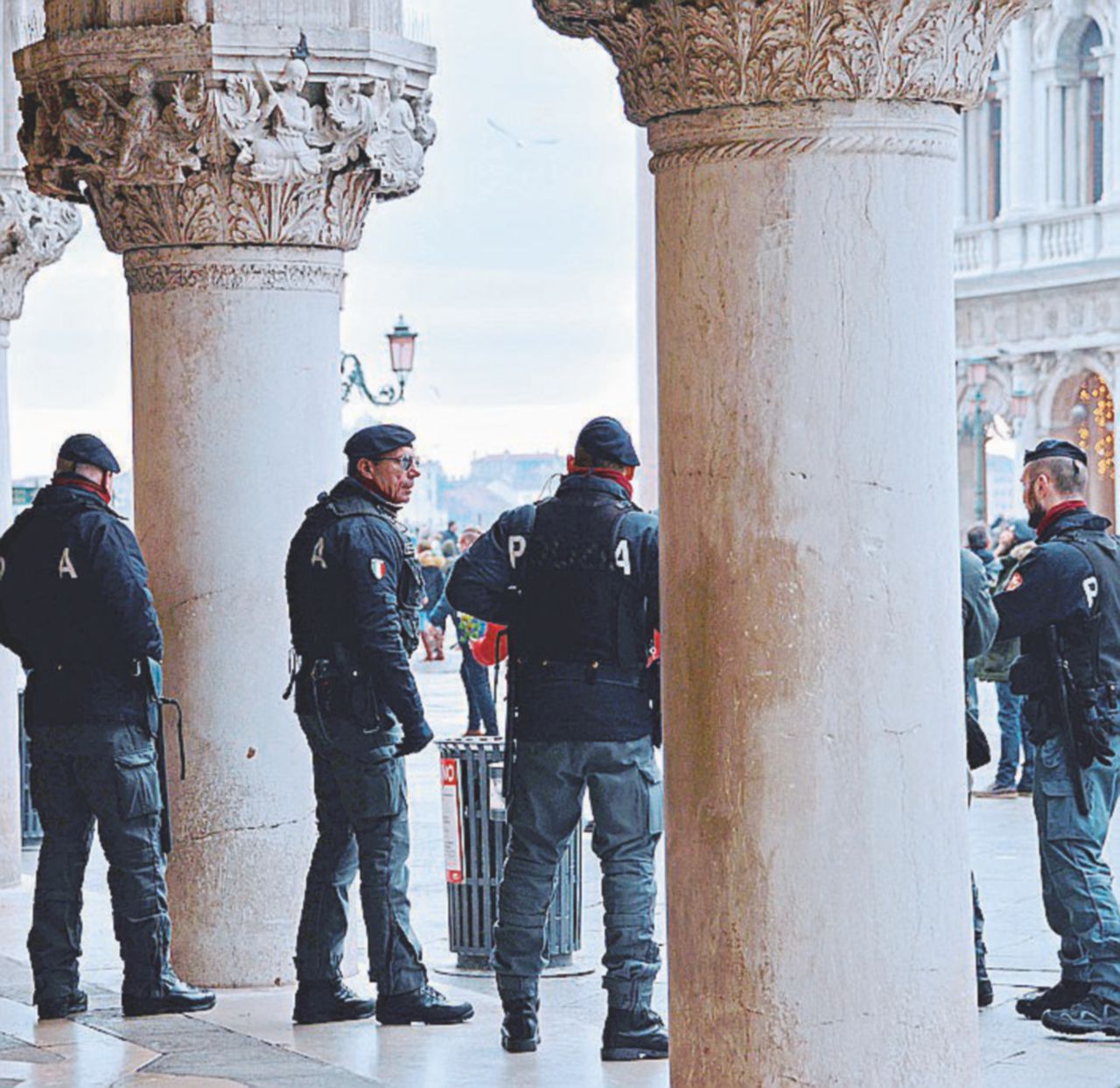 Copertina di Venezia, rubano i gioielli in mostra davanti ai turisti
