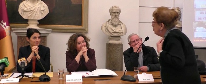 Copertina di Centri anziani, Raggi presenta la riforma. Una signora interviene e sorprende tutti: “Dovete occuparvi dei giovani”