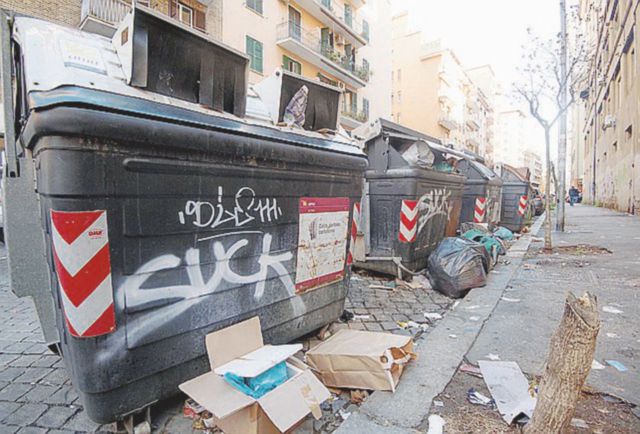 Copertina di “Ciclo dei rifiuti a Roma le crisi sono inevitabili”. Pd e M5S fanno il coro