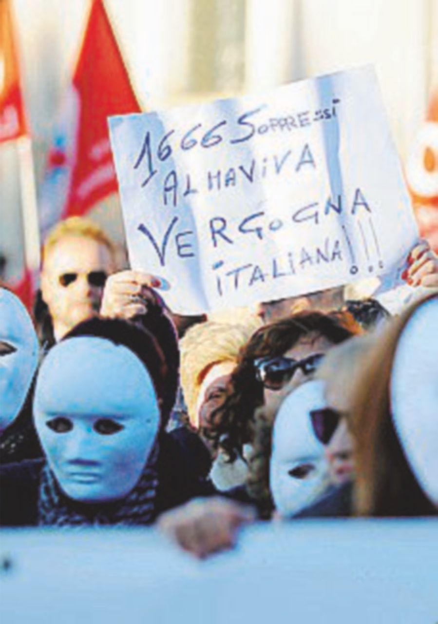 Copertina di Almaviva, flash mob dei lavoratori a Roma: “La sede è aperta”