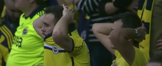 Copertina di Paura in Eurolega, caduta shock di Nunnally: si appende al canestro e perde la presa. Finisce in ospedale