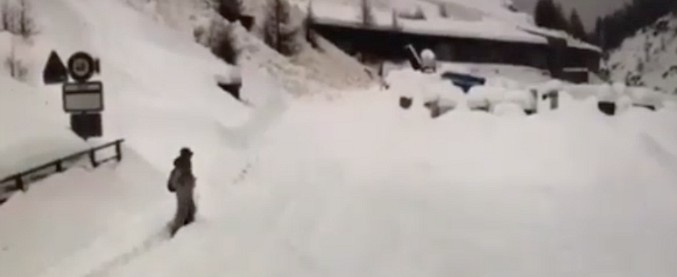 Copertina di Zermatt, ignora i segnali anti slavina e per poco non viene travolto. Il gesto irresponsabile dell’escurionista