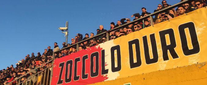 Copertina di Benevento-Sampdoria 3-2. In alto i cuori e i bicchieri (di plastica) pieni di birra e orgoglio