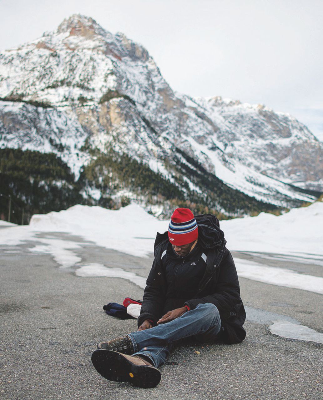 Copertina di Nella neve in mezzo ai turisti i migranti verso la Francia