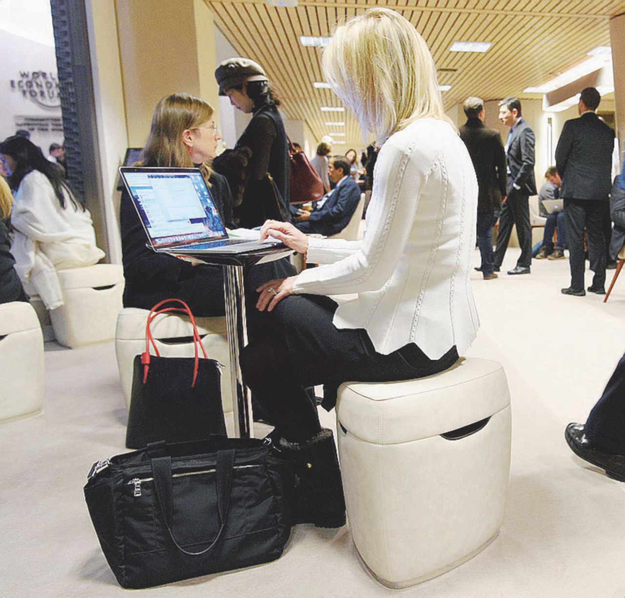 Copertina di Saper lavorare non basta: “Bella, single e senza figli”