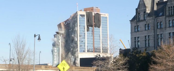 Copertina di La demolizione controllata del palazzo è spettacolare, le immagini dell’implosione sono uno spettacolo