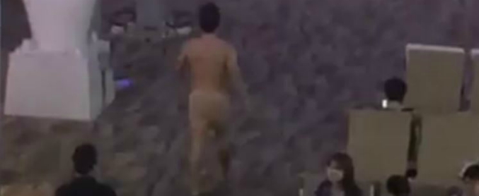 Copertina di Passeggero si spoglia e gira nudo nell’aeroporto di Phuket: “Ho esagerato con il Viagra”