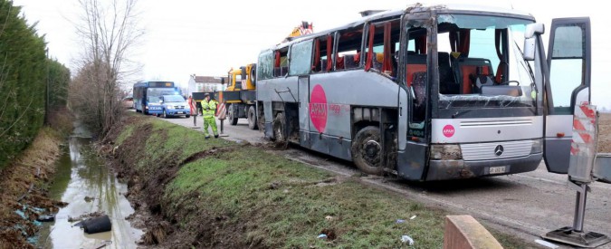 Copertina di Mantova, scuolabus con 28 bambini a bordo esce di strada. 7 gli studenti feriti, uno in codice rosso. Grave anche l’autista