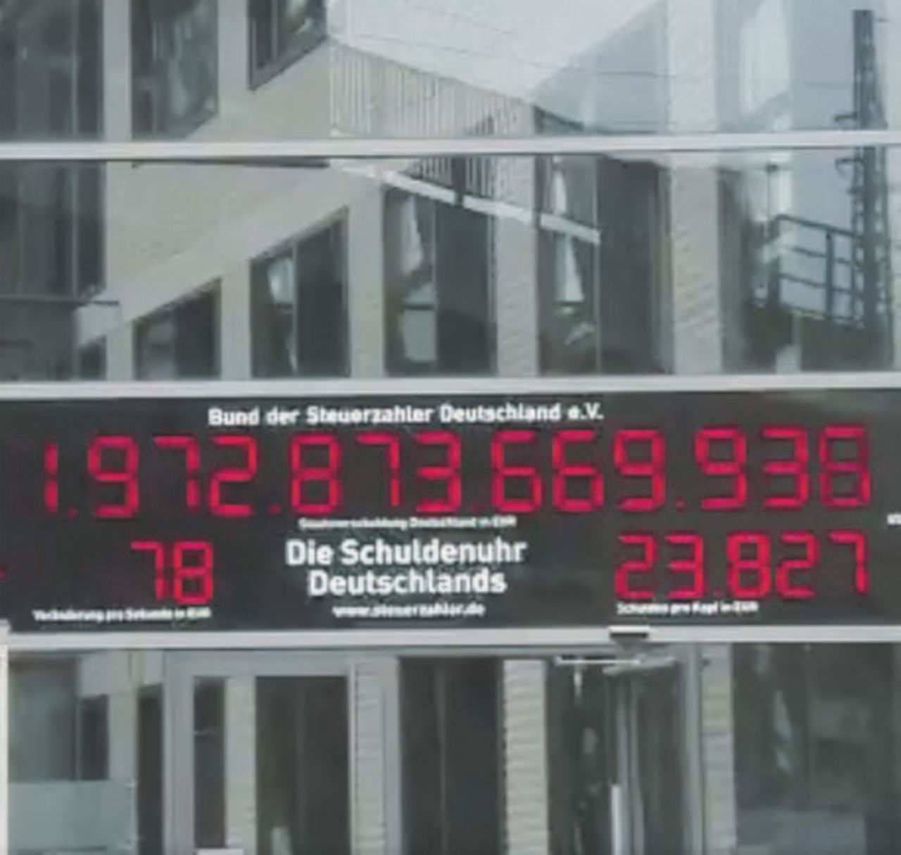 Copertina di L’orologio del debito che va all’indietro: raccolta tasse record e deficit al 70%