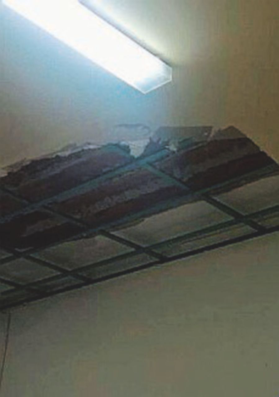 Copertina di Crollo notturno del soffitto in due classi: nessun ferito