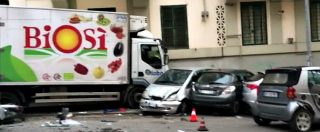 Copertina di Roma, malore mentre è al volante: camion travolge 10 auto in sosta