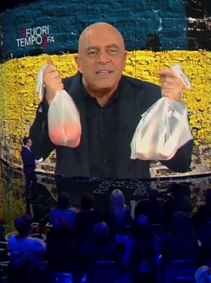 Copertina di Crozza a Che fuori tempo che fa: “Tassa sui sacchetti? Sono di Genova, piuttosto bruco la verza dagli scaffali”