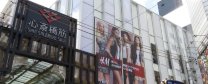 H&M, bimbo di colore pubblicizza felpa con scritto “scimmia”. Bufera social: l’azienda si scusa e ritira l’immagine