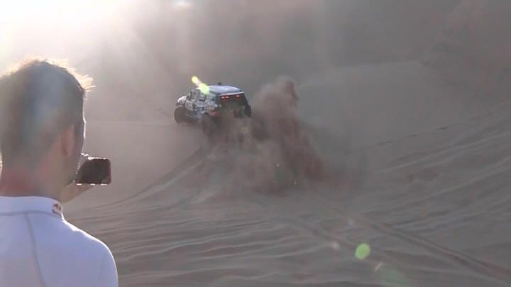 Dakar 2018, il francese Loeb si ritira e si consola improvvisandosi cameraman