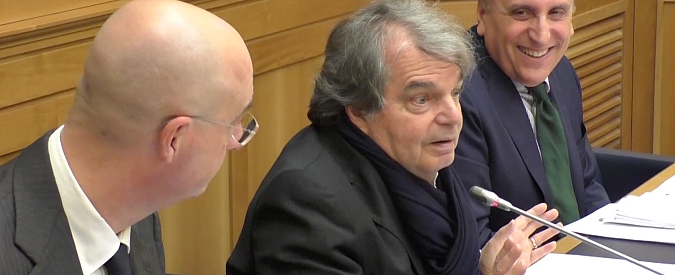 Copertina di Brunetta genio delle banane vs ‘sacchetti bio’, epica figuraccia: “Le etichetto una a una. Come, non funziona così?”