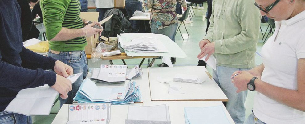 Nell’hangar - Lo spoglio dei voti esteri avviene in un enorme capannone a Castelnuovo di Porto - Ansa Fuga dal Pd, stavolta il voto all’estero premierà B. e soci