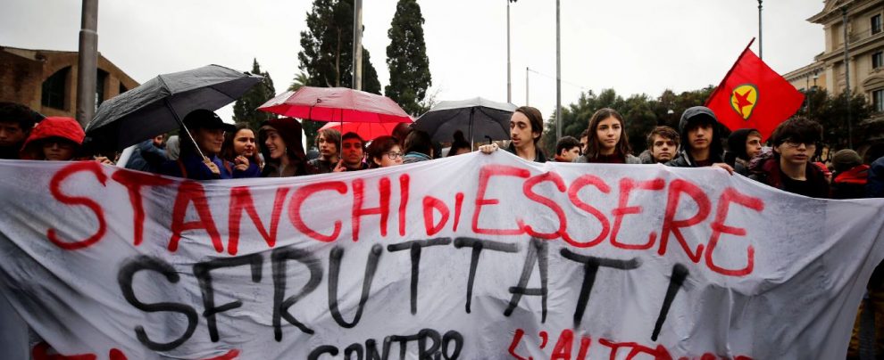 In piazza - Decine le proteste Alternanza scuola lavoro, è richiesta la “bella presenza”