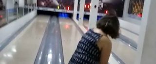 Copertina di Il fenomenale tiro della signora Dorinha sulla pista da bowling: lei mira ai birilli ma il risultato è disastroso
