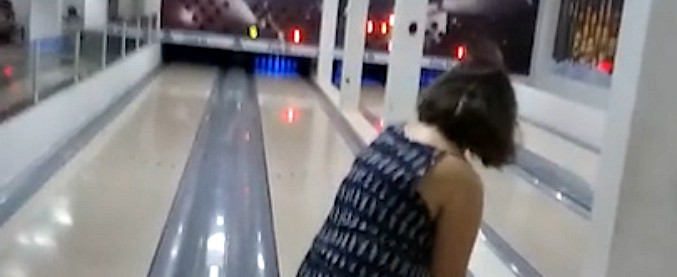 Copertina di Il fenomenale tiro della signora Dorinha sulla pista da bowling: lei mira ai birilli ma il risultato è disastroso