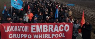 Copertina di Whirlpool chiude a Torino, licenziati 500 dipendenti della controllata Embraco. La protesta: “Il governo dove è?”