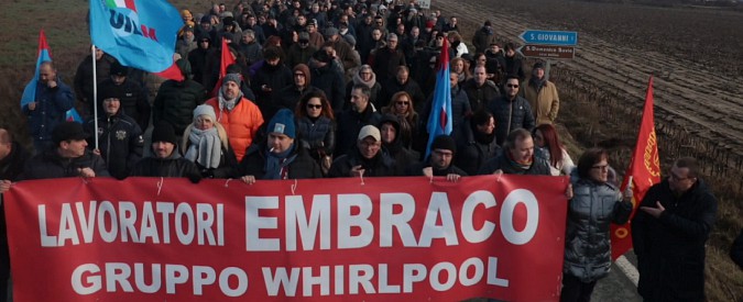 Copertina di Whirlpool chiude a Torino, licenziati 500 dipendenti della controllata Embraco. La protesta: “Il governo dove è?”